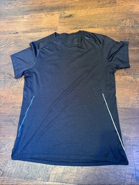 Lululemon men’s work out T-shirt in size medium. Black